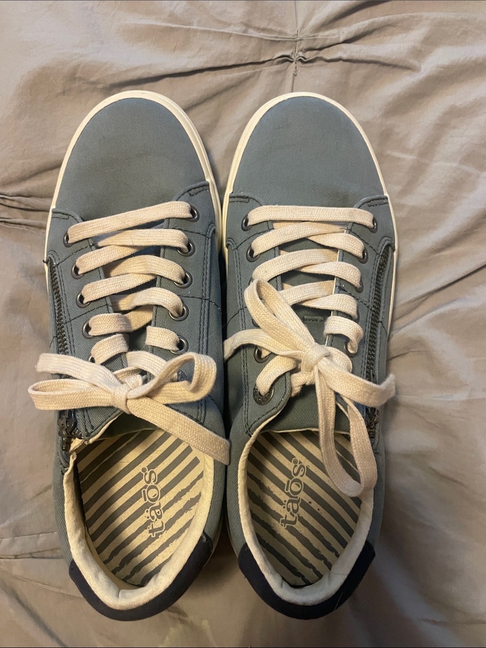 Taos Footwear Women’s Low-Top Sneakers in Slate Blue and Cream